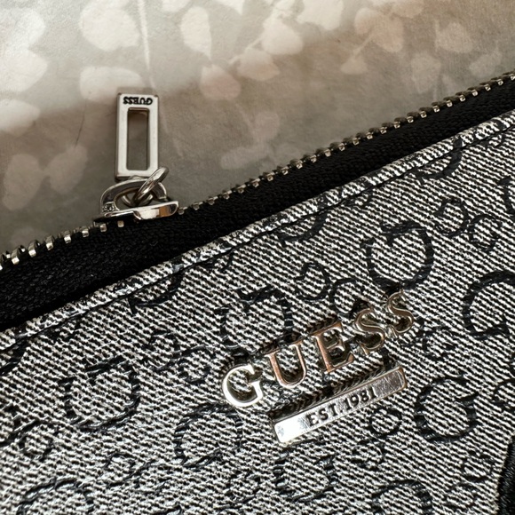 Woman’s Guess Embroidered Black Curran SLG Single Zip Around Clutch Wallet - Picture 3 of 7